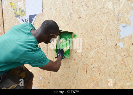 Westbourne Grove, London, UK. 26 Aug, 2017. Ein Mann (eine von vielen sagte Er) Spritzen der Grünen grüne Herzen Grenfell' auf der Geschäfte entlang der Karneval Route bestiegen werden. Quelle: Matthew Chattle/Alamy leben Nachrichten Stockfoto