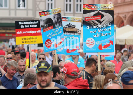 Quedlinburg, Deutschland. 26 Aug, 2017. Die Demonstranten halten das Zeichen der Alternative für Deutschland (AfD) Partei während einer Wahlkampfveranstaltung der CDU mit Bundeskanzlerin Angela Merkel auf dem Marktplatz in Quedlinburg, Deutschland, 26. August 2017. Die wahlkampfveranstaltung von Merkel in Quedlinburg wurde von lauten Protest begleitet. Foto: Matthias Bein/dpa-Zentralbild/dpa/Alamy leben Nachrichten Stockfoto