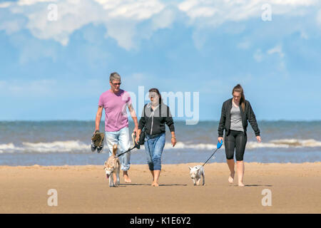 Southport, Merseyside, 26. August 2017. UK Wetter. Ein sonniger Tag in den Nordwesten von England als Menschen auf den Strand Kopf für einen vergnüglichen Tag in Southport, Merseyside. Credit: cernan Elias/Alamy leben Nachrichten Stockfoto