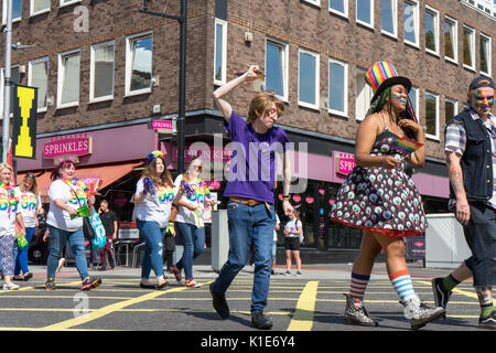 Southampton, Großbritannien. August 2017. Menschen marschieren durch die Straßen von Southampton, um an einer sehr bunten und lebendigen Parade beim jährlichen Southampton Pride Festival 2017 teilzunehmen. Dies ist das zweite Jahr des Festivals, das stattfindet. Stockfoto