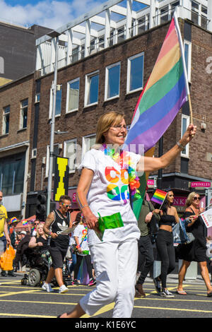 Southampton, Großbritannien. 26. August 2017. Menschen auf den Straßen von Southampton in einer sehr bunten Parade an der jährlichen Southampton Pride Festival 2017 zu beteiligen. Dies ist das zweite Jahr des Festivals statt. Stockfoto