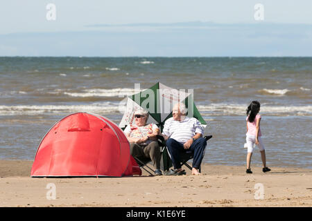 Southport, Merseyside, 26. August 2017. UK Wetter. Ein sonniger Tag in den Nordwesten von England als Menschen auf den Strand Kopf für einen vergnüglichen Tag in Southport, Merseyside. Credit: cernan Elias/Alamy leben Nachrichten Stockfoto