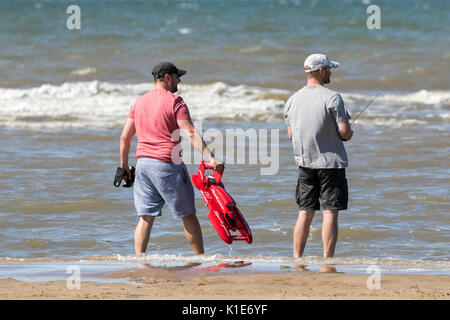 Southport, Merseyside, 26. August 2017. UK Wetter. Ein sonniger Tag in den Nordwesten von England als Menschen auf den Strand Kopf für einen vergnüglichen Tag in Southport, Merseyside. Credit: cernan Elias/Alamy leben Nachrichten Stockfoto