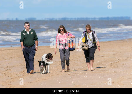 Southport, Merseyside, 26. August 2017. UK Wetter. Ein sonniger Tag in den Nordwesten von England als Menschen auf den Strand Kopf für einen vergnüglichen Tag in Southport, Merseyside. Credit: cernan Elias/Alamy leben Nachrichten Stockfoto