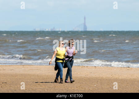 Southport, Merseyside, 26. August 2017. UK Wetter. Ein sonniger Tag in den Nordwesten von England als Menschen auf den Strand Kopf für einen vergnüglichen Tag in Southport, Merseyside. Credit: cernan Elias/Alamy leben Nachrichten Stockfoto