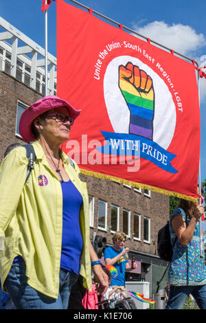 Southampton, Großbritannien. 26. August 2017. Menschen auf den Straßen von Southampton in einer sehr bunten Parade an der jährlichen Southampton Pride Festival 2017 zu beteiligen. Dies ist das zweite Jahr des Festivals statt. Stockfoto