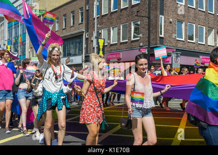 Southampton, Großbritannien. August 2017. Menschen marschieren durch die Straßen von Southampton, um an einer sehr bunten und lebendigen Parade beim jährlichen Southampton Pride Festival 2017 teilzunehmen. Dies ist das zweite Jahr des Festivals, das stattfindet. Stockfoto