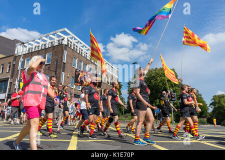 Southampton, Großbritannien. 26. August 2017. Menschen auf den Straßen von Southampton in einer sehr bunten Parade an der jährlichen Southampton Pride Festival 2017 zu beteiligen. Dies ist das zweite Jahr des Festivals statt. Stockfoto