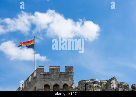 Southampton, Großbritannien. 26th. August 2017. Die Regenbogenfahne gegen den blauen Himmel winkt auf dem Bargate Center im Stadtzentrum von Southampton, da viele Menschen auf die Straße gehen, um das diesjährige Southampton Pride Festival 2017 während eines schönen Wetters in Großbritannien zu feiern. Stockfoto