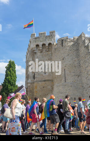 Southampton, Großbritannien. August 2017. Menschen, die auf die Straßen von Southampton gehen, um an einer sehr bunten Parade beim jährlichen Southampton Pride Festival 2017 teilzunehmen. Das Festival läuft bereits zum zweiten Mal. Stockfoto