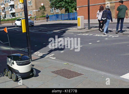 Borough, London, UK. 25 Aug, 2017. Essen Lieferung Robotern von Starship Technologien gemacht haben vor einem Gericht in London gegangen. Die Sechsrädrigen autonmous Fahrzeuge werden vorbereitet, take-out home Lieferungen für zwei große Restaurants. Sie sind derzeit durch menschliche Handler begleitet. Bitte die Bilder von (C) Credit: Jeffrey Blackler/Alamy leben Nachrichten Stockfoto