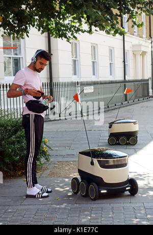 Borough, London, UK. 25 Aug, 2017. Essen Lieferung Robotern von Starship Technologien gemacht haben vor einem Gericht in London gegangen. Die Sechsrädrigen autonmous Fahrzeuge werden vorbereitet, take-out home Lieferungen für zwei große Restaurants. Sie sind derzeit durch menschliche Handler begleitet. Bitte die Bilder von (C) Credit: Jeffrey Blackler/Alamy leben Nachrichten Stockfoto