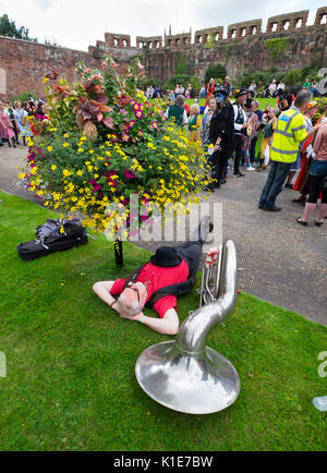 Ein morris Tanz Musiker hat ein Nickerchen bei Shrewsbury Castle während der jährlichen Volksfest, Shrewsbury, Shropshire, England, Großbritannien Stockfoto