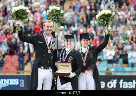 Die deutschen Dressurreiter Sönke Rothenberger (l, Silber) und Isabell Werth (c, Gold) und Dänische Dressurreiterin Katharina Dufour (r, Bronze) stand auf dem Podium nach dem Freestyle Dressur Grand Prix der FEI Europameisterschaften 2017 in Göteborg, Schweden, 26. August 2017. Foto: Friso Gentsch/dpa Stockfoto