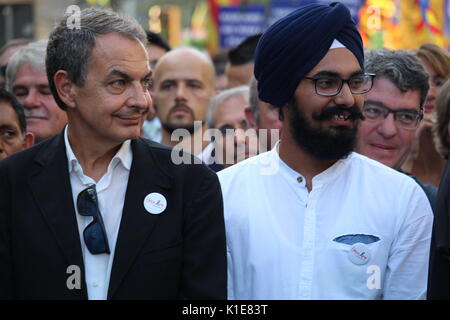 Barcelona, Spanien. 26 August, 2017. Der ehemalige spanische Präsident José Luís Rodríguez Zapatero die Teilnahme an der massiven Protest' habe ich keine Angst" gegen den Terrorismus und Islamfeindlichkeit nach dem Anschlag auf die Rambla. Der Leiter der Manifestation wurde durch die öffentlich-rechtlichen Bediensteten wie Feuerwehr, Polizei, medizinische Notdienste statt. Unter den über 500.000 Teilnehmern gab es eine riesige Vertretung der spanischen Behörden und alle politischen Parteien. Quelle: Dino Geromella/Alamy Live News Credit: Dino Geromella/Alamy leben Nachrichten Stockfoto