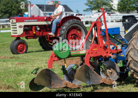 DUNDAS, PRINCE EDWARD ISLAND, Kanada - 25 August: Wettbewerber mit amtique Traktoren am PEI Pflügen und landwirtschaftliche Messe am 25. August 201 Pflug Stockfoto