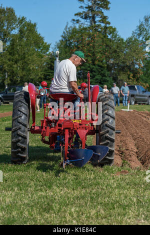 DUNDAS, PRINCE EDWARD ISLAND, Kanada - 25 August: Wettbewerber mit amtique Traktoren am PEI Pflügen und landwirtschaftliche Messe am 25. August 201 Pflug Stockfoto
