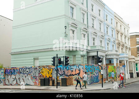 London, Großbritannien. 26 Aug, 2017. Portobello in Notting Hill bestiegen am Samstag für den Karneval im August Bank Holiday Wochenende ab morgen. Credit: JOHNNY ARMSTEAD/Alamy leben Nachrichten Stockfoto