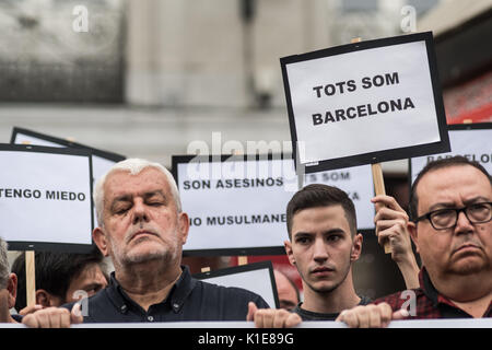 Madrid, Spanien. 26 August, 2017. Menschen mit Plakaten, dass "Wir alle sind Barcelona, während eines Protestes der Solidarität mit Barcelona und gegen Terroranschläge in Madrid, Spanien. Credit: Marcos del Mazo/Alamy leben Nachrichten Stockfoto