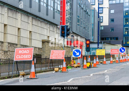 Edinburgh, Schottland, Großbritannien. 26 August, 2017. Straßensperre auf den Straßen der Stadt am Ende der letzten Woche der 70. Jahrestag des Edinburgh International Fringe Festival. Credit: Skully/Alamy leben Nachrichten Stockfoto