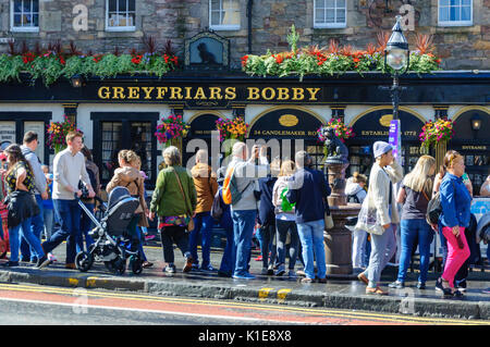 Edinburgh, Schottland, Großbritannien. 26 August, 2017. Am Ende der letzten Woche der 70. Jahrestag des Edinburgh International Fringe Festival Menschen besuchen die Statue von greyfriars Bobby die Nase des Hundes für Glück zu berühren, Greyfriars Bobby war ein Skye Terrier, die im 19. Jahrhundert bekannt wurde - Edinburgh für angeblich 14 Jahre bewachen das Grab von seinem Besitzer, bis er sich am 14. Januar 1872 starb. Credit: Skully/Alamy leben Nachrichten Stockfoto