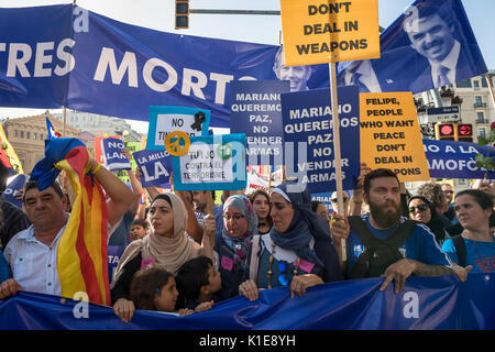 Barcelona, Spanien. 26 Aug, 2017. Eine Rallye wird in Barcelona, eine Woche nach den Terroranschlägen, die die Stadt erschüttert. Die heutige Veranstaltung ist die Solidarität mit den Opfern des Angriffs zu zeigen. Credit: Fabrizio Cortesi/Alamy leben Nachrichten Stockfoto