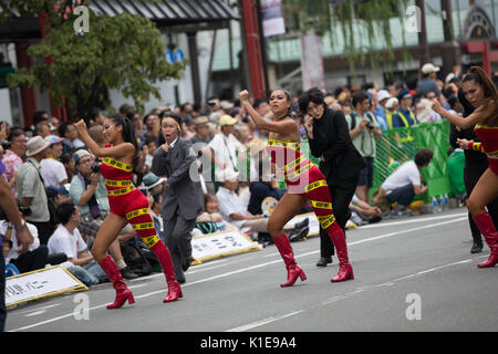 Tokio, Japan. 26 August, 2017. Die 36. Asakusa Samba Festival auf den Straßen von Tokio mit Künstlern aus lokaler Sport Teams lokale Unternehmen und lokalen Vereine unterhalten die grossen Massen saeumten die Strassen. Credit: Steven roe/Alamy leben Nachrichten Stockfoto