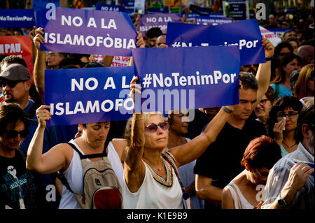 Barcelona, Spanien. 26 Aug, 2017. In Barcelona Menschen nimmt Teil an einem Marsch gegen terroristische Angriffe. Eine halbe Million Menschen haben durch die Straßen unter dem Motto "Wir haben keine Angst nach, dass ein Terroranschlag in Las Ramblas in Barcelona und in der Nähe von Cambrils 15 Menschen getötet, in der letzten Woche demonstriert. Credit: Jordi Boixareu/Alamy leben Nachrichten Stockfoto