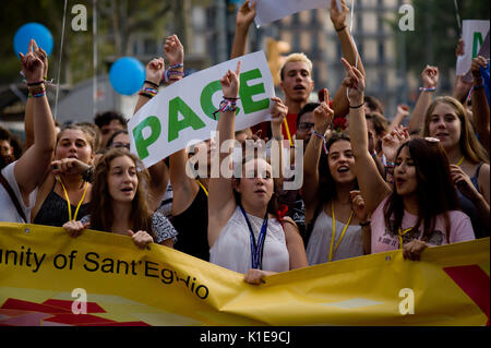 Barcelona, Spanien. 26 Aug, 2017. In Barcelona Menschen nimmt Teil an einem Marsch gegen terroristische Angriffe. Eine halbe Million Menschen haben durch die Straßen unter dem Motto "Wir haben keine Angst nach, dass ein Terroranschlag in Las Ramblas in Barcelona und in der Nähe von Cambrils 15 Menschen getötet, in der letzten Woche demonstriert. Credit: Jordi Boixareu/Alamy leben Nachrichten Stockfoto