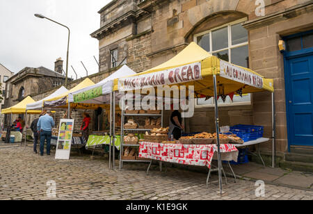 Dock Place, Leith, Edinburgh, Schottland, Großbritannien. Imbissstände und Kunsthandwerksstände am Leith Samstagsmarkt, mit Leuten, die Stände durchstöbern Stockfoto