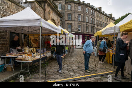 Dock Place, Leith, Edinburgh, Schottland, Großbritannien. Imbissstände und Kunsthandwerksstände am Leith Samstagsmarkt, mit Leuten, die Stände durchstöbern Stockfoto