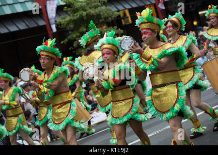 Tokio, Japan. 26 August, 2017. Die 36. Asakusa Samba Festival auf den Straßen von Tokio mit Künstlern aus lokaler Sport Teams lokale Unternehmen und lokalen Vereine unterhalten die grossen Massen saeumten die Strassen. Credit: Steven roe/Alamy leben Nachrichten Stockfoto