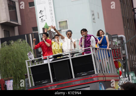 Tokio, Japan. 26 August, 2017. Die 36. Asakusa Samba Festival auf den Straßen von Tokio mit Künstlern aus lokaler Sport Teams lokale Unternehmen und lokalen Vereine unterhalten die grossen Massen saeumten die Strassen. Credit: Steven roe/Alamy leben Nachrichten Stockfoto