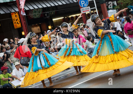 Tokio, Japan. 26 August, 2017. Die 36. Asakusa Samba Festival auf den Straßen von Tokio mit Künstlern aus lokaler Sport Teams lokale Unternehmen und lokalen Vereine unterhalten die grossen Massen saeumten die Strassen. Credit: Steven roe/Alamy leben Nachrichten Stockfoto