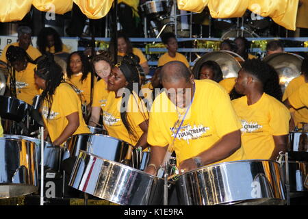 London, Großbritannien. 26 August, 2017. Steel Bands konkurrieren in der Notting Hill Carnival 2017, nationale Panorama Wettbewerb auf emslie Horniman Pleasance Park bietet: Mangrove. Metronome und Ausdauer Wo: London, England, Vereinigtes Königreich Quelle: Daniel Samray/Alamy leben Nachrichten Stockfoto