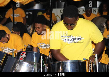 London, Großbritannien. 26 August, 2017. Steel Bands konkurrieren in der Notting Hill Carnival 2017, nationale Panorama Wettbewerb auf emslie Horniman Pleasance Park bietet: Mangrove. Metronome und Ausdauer Wo: London, England, Vereinigtes Königreich Quelle: Daniel Samray/Alamy leben Nachrichten Stockfoto