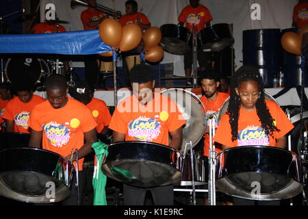 London, Großbritannien. 26 August, 2017. Steel Bands konkurrieren in der Notting Hill Carnival 2017, nationale Panorama Wettbewerb auf emslie Horniman Pleasance Park bietet: Mangrove. Metronome und Ausdauer Wo: London, England, Vereinigtes Königreich Quelle: Daniel Samray/Alamy leben Nachrichten Stockfoto