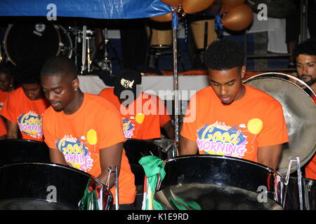 London, Großbritannien. 26 August, 2017. Steel Bands konkurrieren in der Notting Hill Carnival 2017, nationale Panorama Wettbewerb auf emslie Horniman Pleasance Park bietet: Mangrove. Metronome und Ausdauer Wo: London, England, Vereinigtes Königreich Quelle: Daniel Samray/Alamy leben Nachrichten Stockfoto