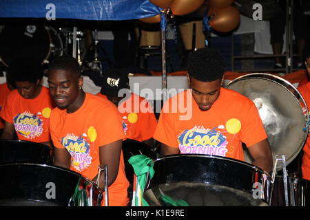 London, Großbritannien. 26 August, 2017. Steel Bands konkurrieren in der Notting Hill Carnival 2017, nationale Panorama Wettbewerb auf emslie Horniman Pleasance Park bietet: Mangrove. Metronome und Ausdauer Wo: London, England, Vereinigtes Königreich Quelle: Daniel Samray/Alamy leben Nachrichten Stockfoto