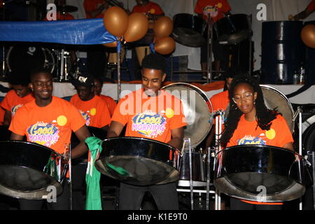 London, Großbritannien. 26 August, 2017. Steel Bands konkurrieren in der Notting Hill Carnival 2017, nationale Panorama Wettbewerb auf emslie Horniman Pleasance Park bietet: Mangrove. Metronome und Ausdauer Wo: London, England, Vereinigtes Königreich Quelle: Daniel Samray/Alamy leben Nachrichten Stockfoto