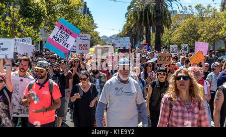 San Francisco, USA. 26. August 2017, die keinen Hass Kundgebung und Demonstration in San Francisco. Die Gruppe versammelt an Harvey Milk Plaza in San Franciscos Castro District für eine Rally, bevor Sie marschieren Market Street in San Francisco City Hall. Ursprünglich geplant als eine von mehreren Zähler Proteste auf eine zuvor geplante Demonstration von rechtsextremen Gruppe "Patriot Gebet, "die gegen Proteste in San Francisco sah noch großen Weichen in ein Erscheinen der Unterstützung Obwohl der Patriot Gebet Ereignis war der Abend vor abgebrochen. Credit: Shelly Rivoli/Alamy leben Nachrichten Stockfoto