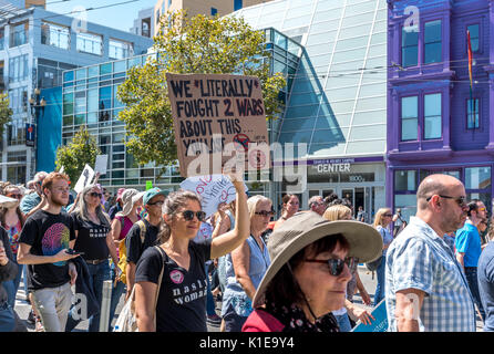 San Francisco, USA. 26. August 2017, die keinen Hass Kundgebung und Demonstration in San Francisco. Die Gruppe versammelt an Harvey Milk Plaza in San Franciscos Castro District für eine Rally, bevor Sie marschieren Market Street in San Francisco City Hall. Ursprünglich geplant als eine von mehreren Zähler Proteste auf eine zuvor geplante Demonstration von rechtsextremen Gruppe "Patriot Gebet, "die gegen Proteste in San Francisco sah noch großen Weichen in ein Erscheinen der Unterstützung Obwohl der Patriot Gebet Ereignis war der Abend vor abgebrochen. Credit: Shelly Rivoli/Alamy leben Nachrichten Stockfoto