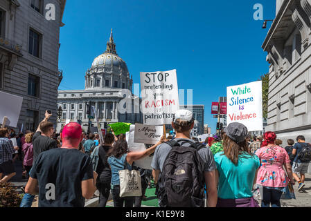 San Francisco, USA. 26. August 2017, die keinen Hass Kundgebung und Demonstration in San Francisco. Die Gruppe versammelt an Harvey Milk Plaza in San Franciscos Castro District für eine Rally, bevor Sie marschieren Market Street in San Francisco City Hall. Ursprünglich geplant als eine von mehreren Zähler Proteste auf eine zuvor geplante Demonstration von rechtsextremen Gruppe "Patriot Gebet, "die gegen Proteste in San Francisco sah noch großen Weichen in ein Erscheinen der Unterstützung Obwohl der Patriot Gebet Ereignis war der Abend vor abgebrochen. Credit: Shelly Rivoli/Alamy leben Nachrichten Stockfoto