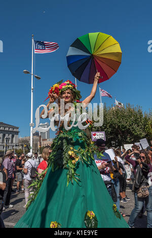 San Francisco, USA. 26. August 2017, die keinen Hass Kundgebung und Demonstration in San Francisco. Die Gruppe versammelt an Harvey Milk Plaza in San Franciscos Castro District für eine Rally, bevor Sie marschieren Market Street in San Francisco City Hall. Ursprünglich geplant als eine von mehreren Zähler Proteste auf eine zuvor geplante Demonstration von rechtsextremen Gruppe "Patriot Gebet, "die gegen Proteste in San Francisco sah noch großen Weichen in ein Erscheinen der Unterstützung Obwohl der Patriot Gebet Ereignis war der Abend vor abgebrochen. Credit: Shelly Rivoli/Alamy leben Nachrichten Stockfoto