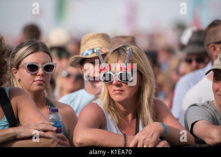 Carfest Südwesten Laverstoke Park Farm, Overton, Basingstoke. Am Samstag, den 26. August 2017 Edd China seine sofa Auto fahren. Stockfoto