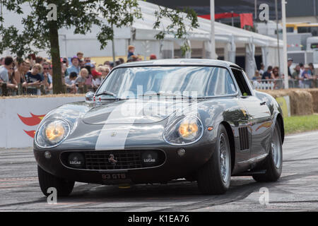 Carfest Südwesten Laverstoke Park Farm, Overton, Basingstoke. Am Samstag, den 26. August 2017 James Martin Fahren Ferrari Stockfoto