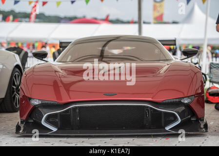 Overton, Großbritannien. 26 August, 2017. Carfest Südwesten Laverstoke Park Farm, Overton, Basingstoke. Am Samstag, den 26. August 2017 Credit: Martin woolmington/Alamy Live News Aston Martin Vulcan in den Treibern Paddock Stockfoto