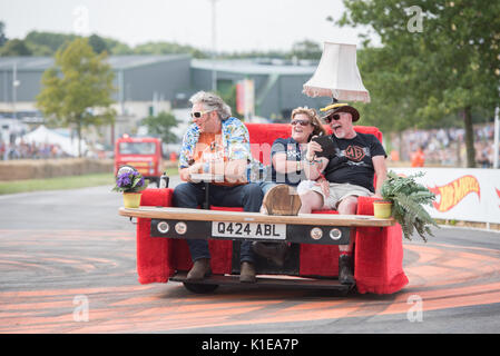 Carfest Südwesten Laverstoke Park Farm, Overton, Basingstoke. Am Samstag, den 26. August 2017 Edd China seine sofa Auto fahren. Stockfoto