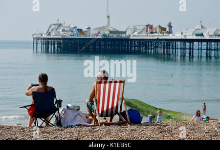 Brighton, UK. 27 Aug, 2017. Sonnenanbeter geniessen Sie die schönen sonnigen Wetter auf Brighton Seafront heute als Temperaturen erwartet werden so hoch wie 28 Grad über die Bank Wochenende, das ist ein Rekord für August: Simon Dack/Alamy Leben Nachrichten zu erreichen. Stockfoto