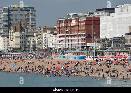 Brighton, UK. 27 Aug, 2017. Menschenmassen genießen Sie die schönen sonnigen Wetter auf Brighton Seafront heute als Temperaturen erwartet werden so hoch wie 28 Grad über die Bank Wochenende, das ist ein Rekord für August: Simon Dack/Alamy Leben Nachrichten zu erreichen. Stockfoto
